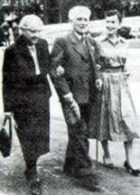 Hedwig 
och Max Born med dottern Irene Newton-John, 1957.