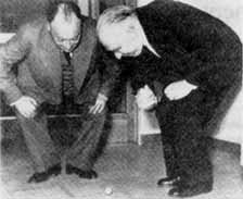 Pauli och Bohr, tv av den moderna fysikens frgrundsgestalter, 
studerar tipptopp-snurran.
