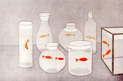 En cirkel av olikformade glasbehllare med guldfiskar.